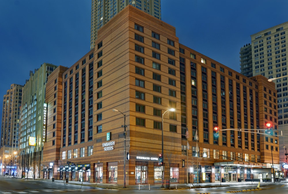 Embassy Suites by Hilton Chicago Downtown River North — Hotel building in Chicago, Illinois