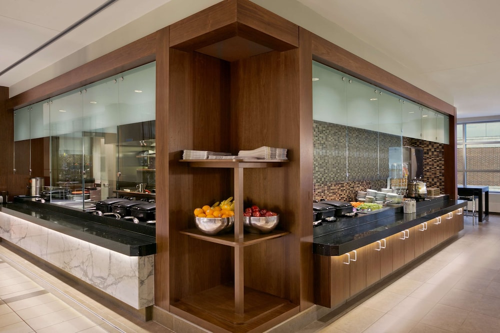 Embassy Suites by Hilton Chicago Downtown River North — Restaurant & bars in Chicago, Illinois
