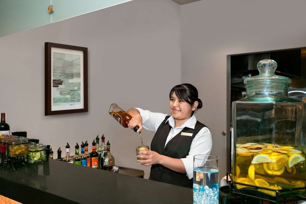 Embassy Suites by Hilton Chicago Downtown River North — Restaurant & bars in Chicago, Illinois