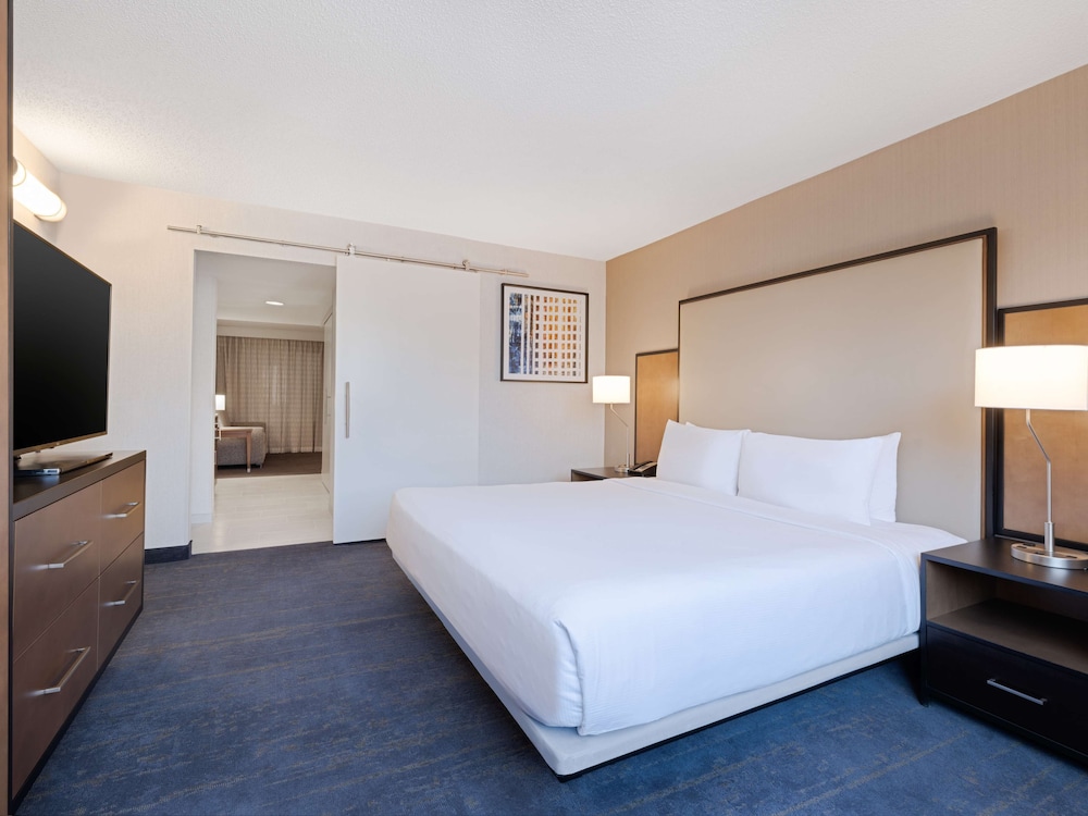 Embassy Suites by Hilton Chicago Downtown River North — Hotel rooms in Chicago, Illinois