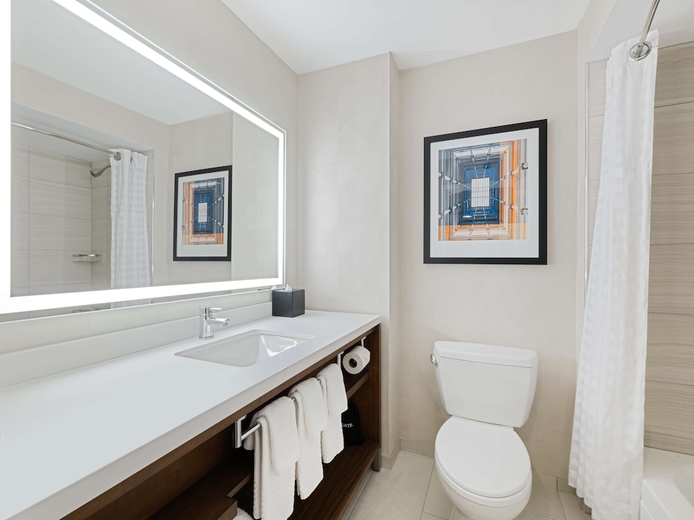Embassy Suites by Hilton Chicago Downtown River North — Hotel rooms in Chicago, Illinois