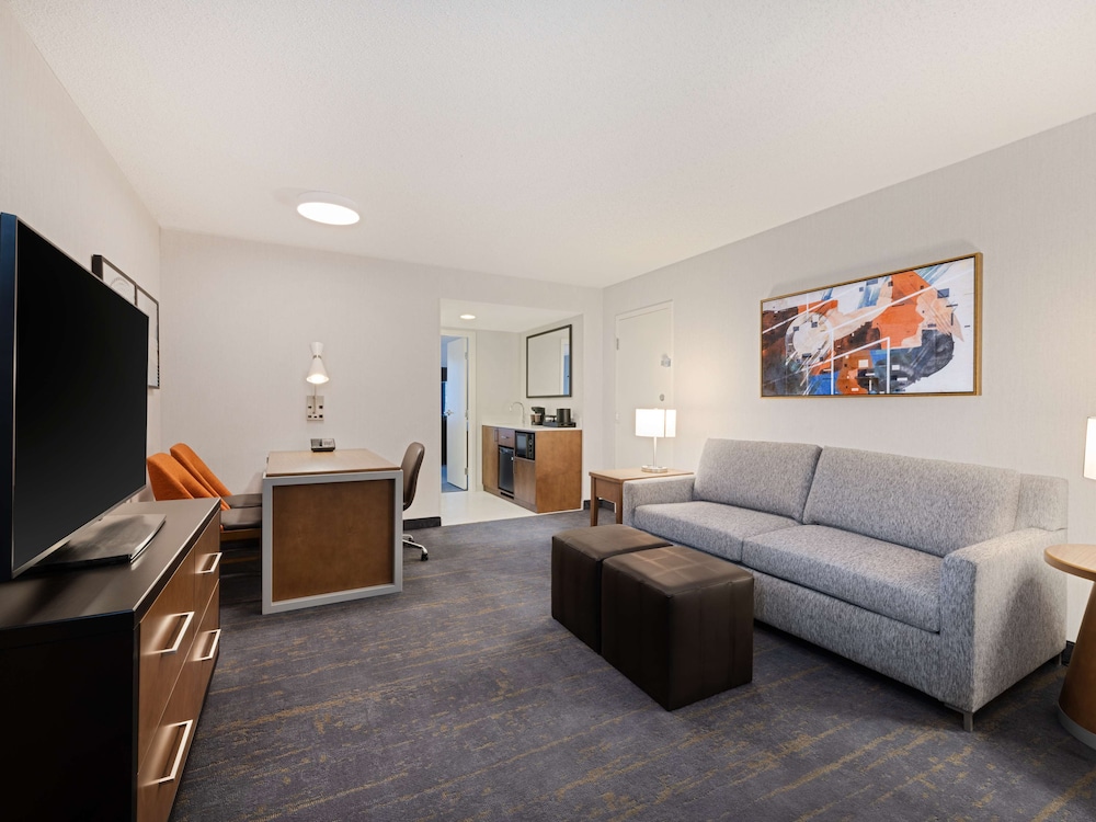 Embassy Suites by Hilton Chicago Downtown River North — Hotel rooms in Chicago, Illinois