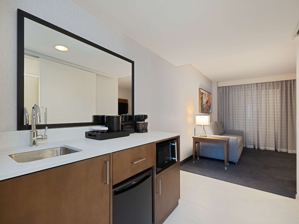 Embassy Suites by Hilton Chicago Downtown River North — Hotel rooms in Chicago, Illinois