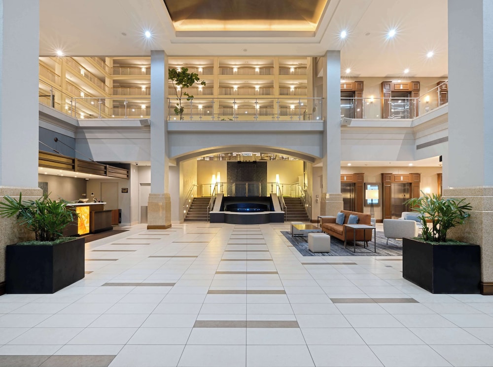Embassy Suites by Hilton Chicago Downtown River North — Hotel building in Chicago, Illinois