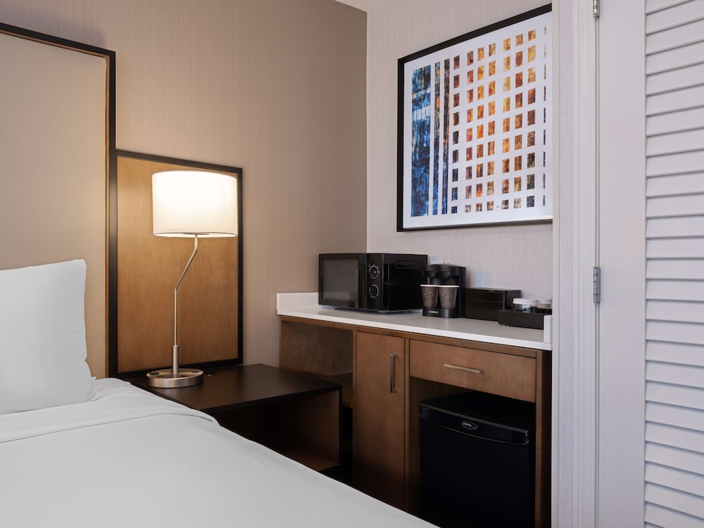 Embassy Suites by Hilton Chicago Downtown River North — Hotel rooms in Chicago, Illinois