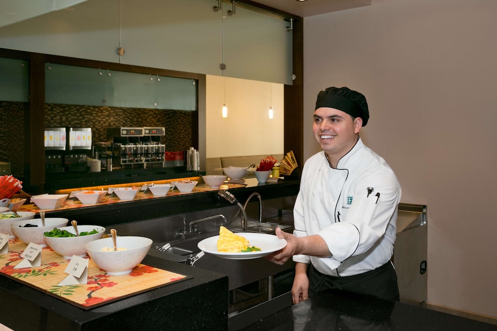 Embassy Suites by Hilton Chicago Downtown River North — Restaurant & bars in Chicago, Illinois