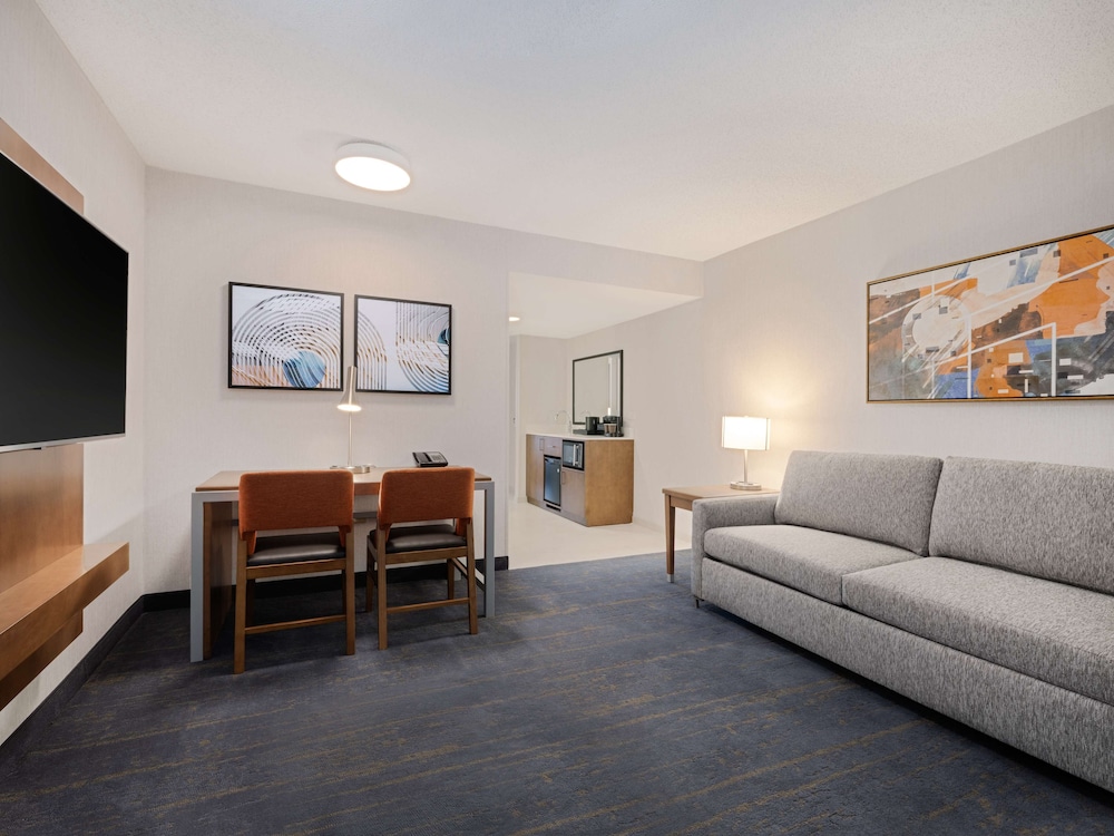 Embassy Suites by Hilton Chicago Downtown River North — Hotel rooms in Chicago, Illinois