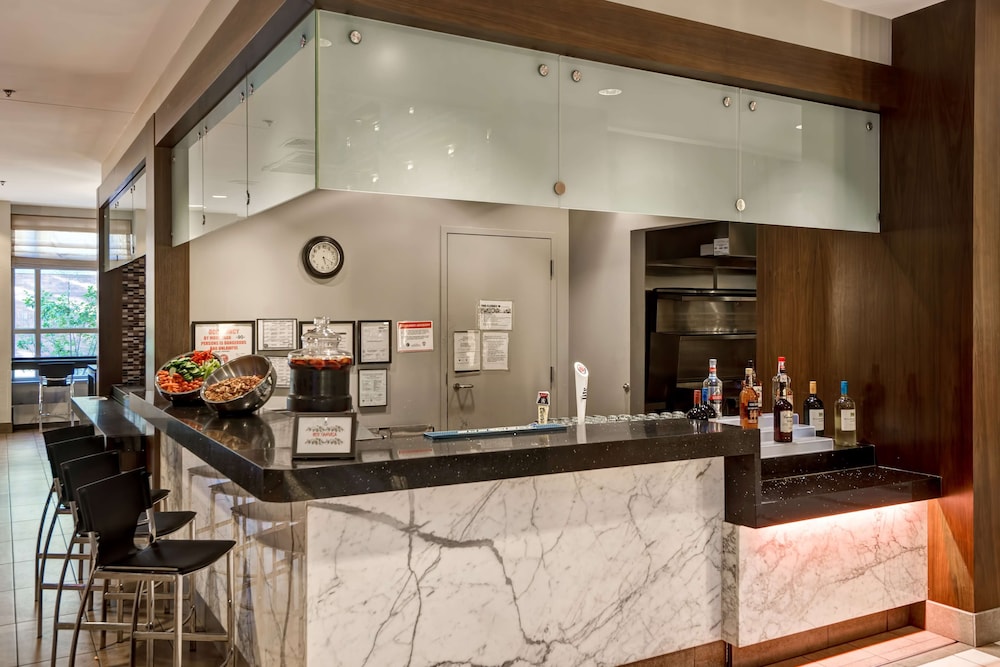 Embassy Suites by Hilton Chicago Downtown River North — Restaurant & bars in Chicago, Illinois