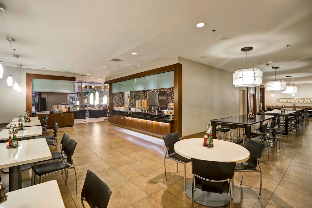 Embassy Suites by Hilton Chicago Downtown River North — Restaurant & bars in Chicago, Illinois