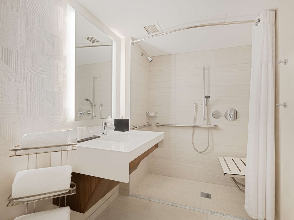 Embassy Suites by Hilton Chicago Downtown River North — Hotel rooms in Chicago, Illinois