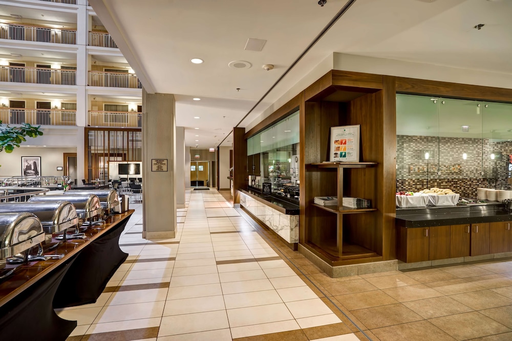 Embassy Suites by Hilton Chicago Downtown River North — Restaurant & bars in Chicago, Illinois