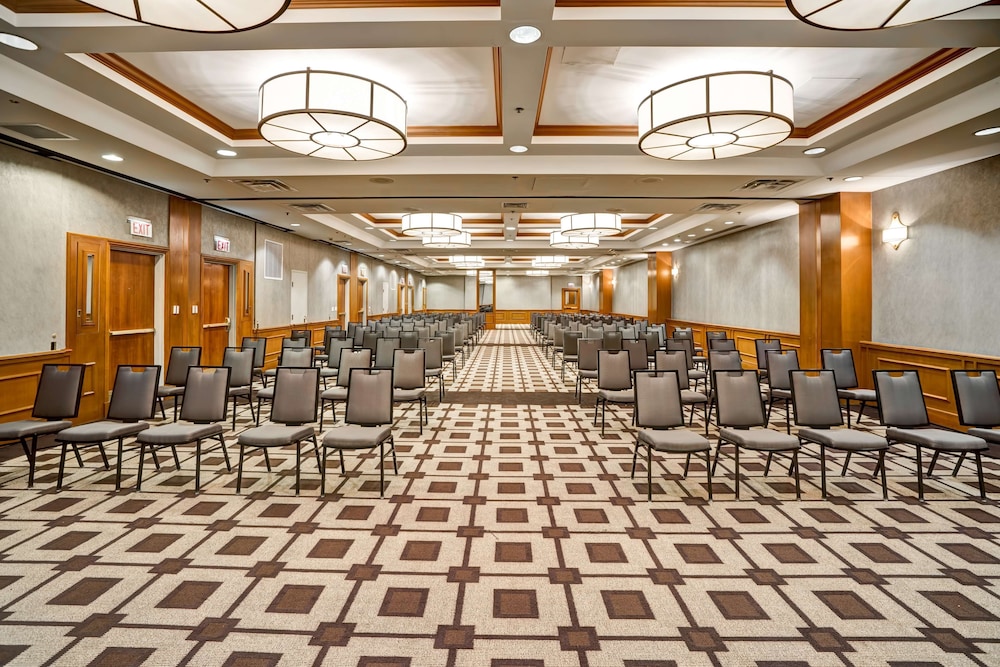 Embassy Suites by Hilton Chicago Downtown River North — Hotel building in Chicago, Illinois