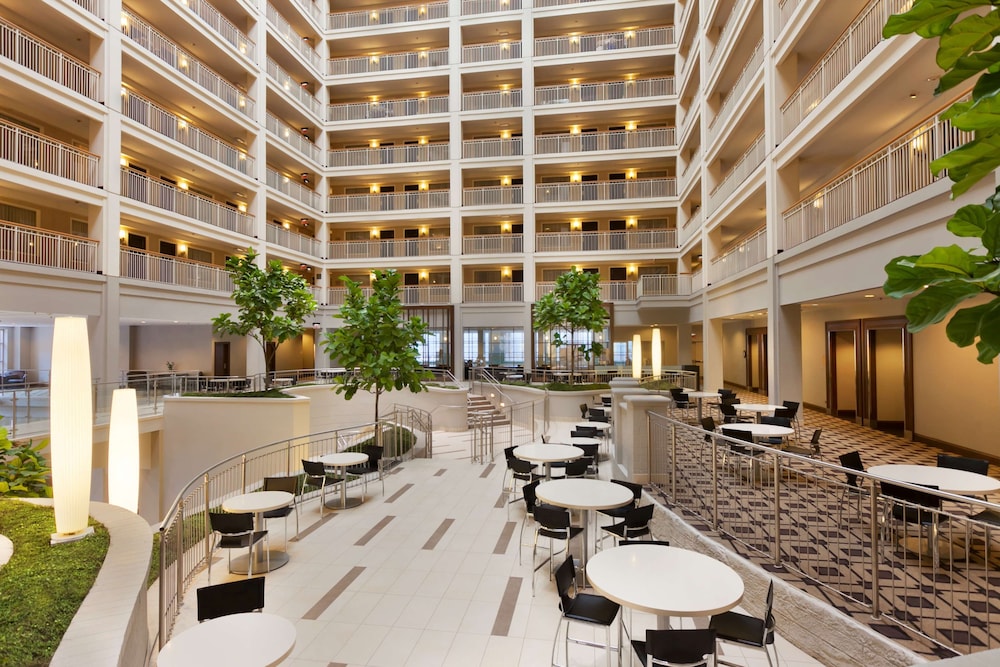 Embassy Suites by Hilton Chicago Downtown River North — Hotel building in Chicago, Illinois