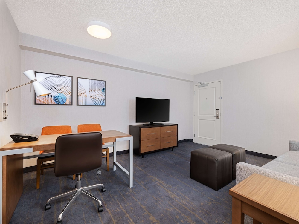 Embassy Suites by Hilton Chicago Downtown River North — Hotel rooms in Chicago, Illinois