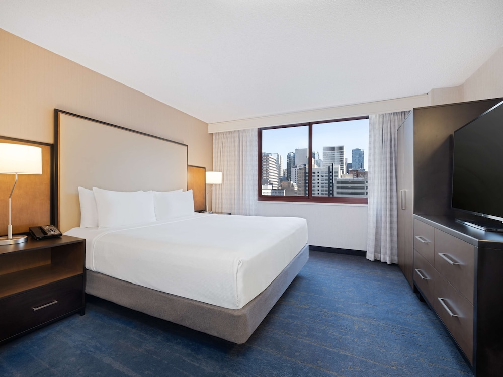Embassy Suites by Hilton Chicago Downtown River North — Hotel rooms in Chicago, Illinois