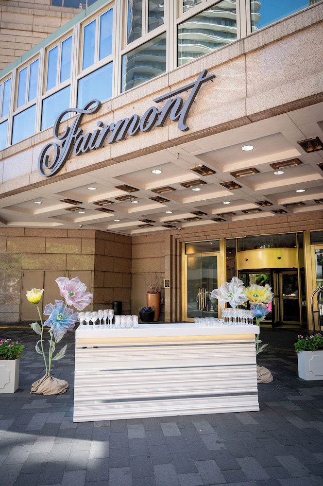 Fairmont Chicago at Millennium Park — Hotel building in Chicago, Illinois