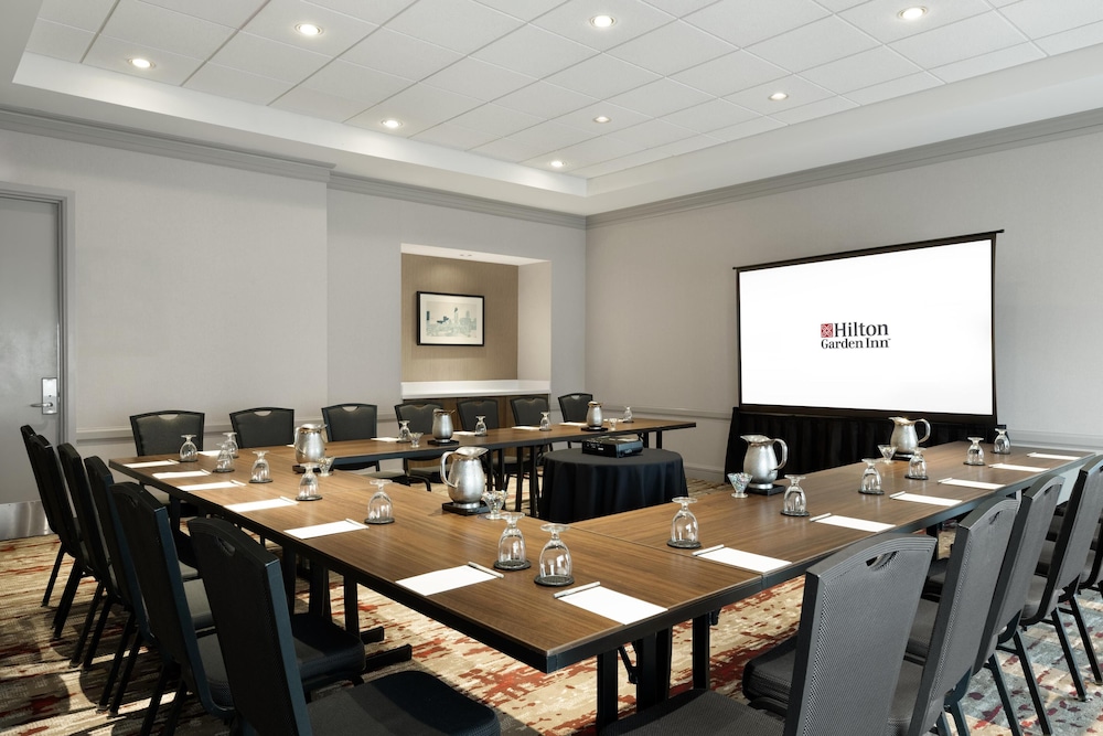 Hilton Garden Inn Chicago Downtown/Magnificent Mile — Hotel building in Chicago, Illinois