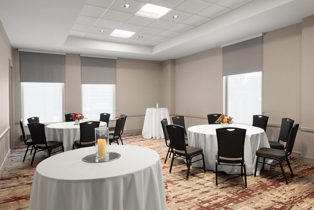 Hilton Garden Inn Chicago Downtown/Magnificent Mile — Hotel building in Chicago, Illinois