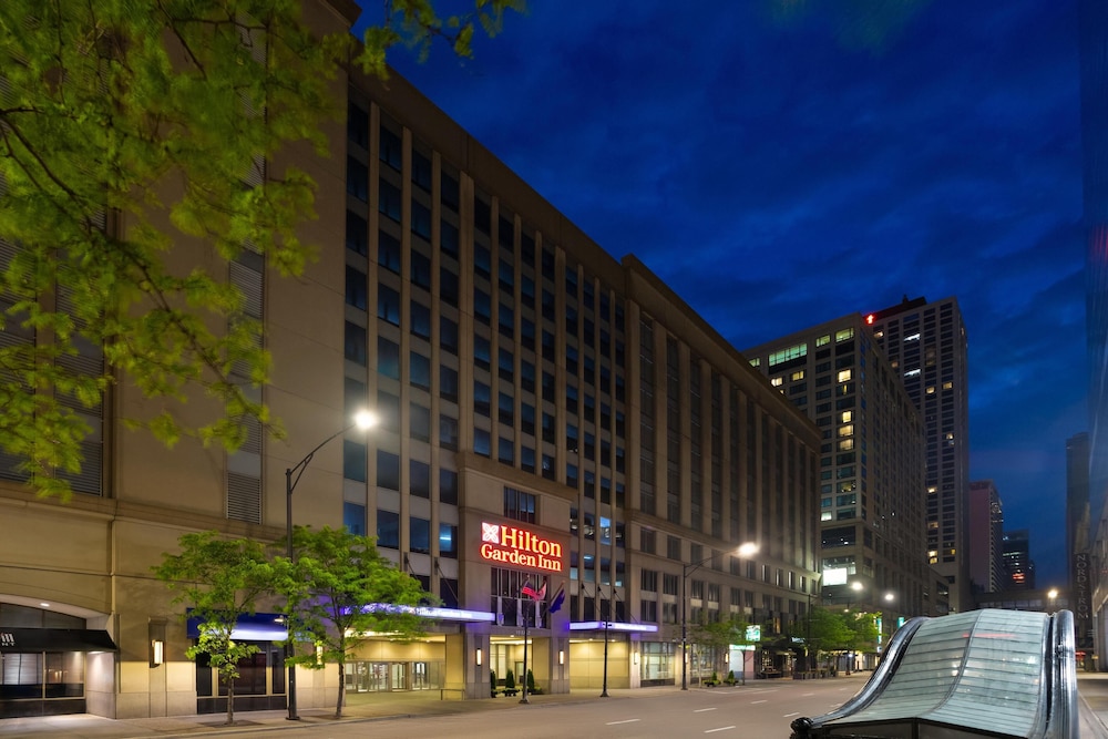 Hilton Garden Inn Chicago Downtown/Magnificent Mile — Hotel building in Chicago, Illinois