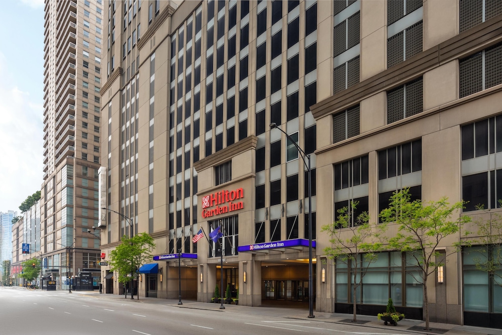 Hilton Garden Inn Chicago Downtown/Magnificent Mile — Hotel building in Chicago, Illinois