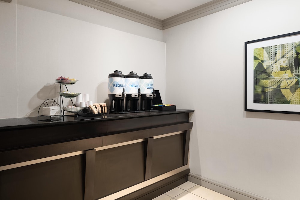 Hilton Garden Inn Chicago Downtown/Magnificent Mile — Restaurant & bars in Chicago, Illinois