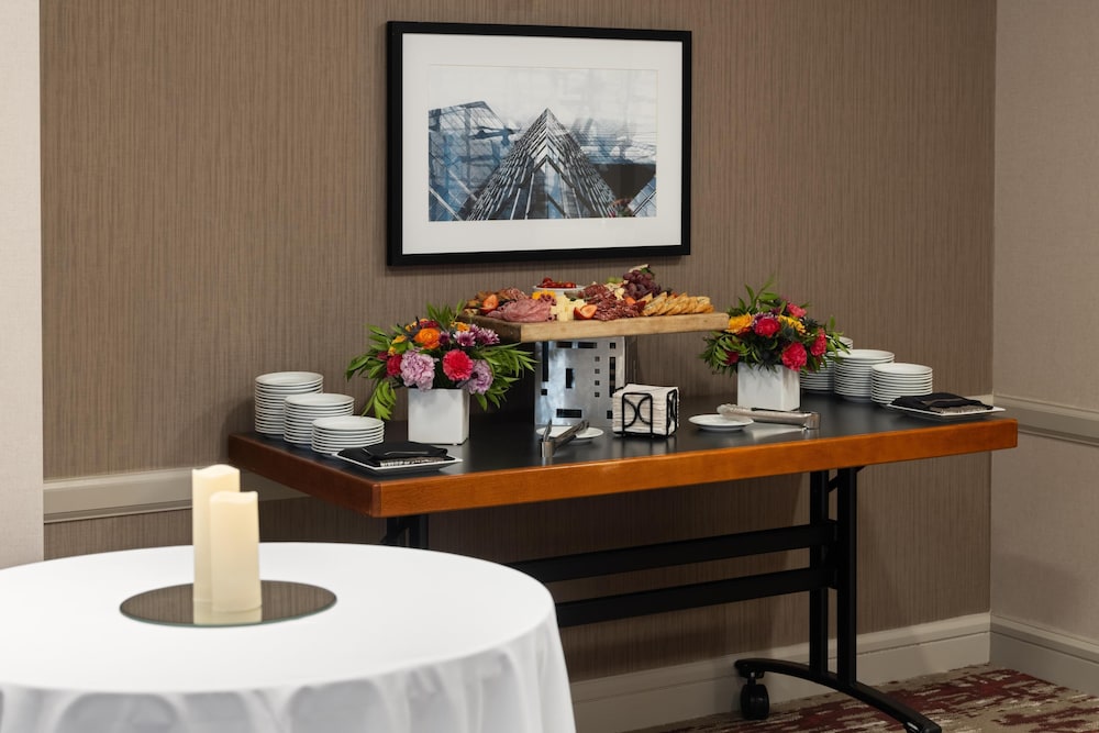 Hilton Garden Inn Chicago Downtown/Magnificent Mile — Restaurant & bars in Chicago, Illinois