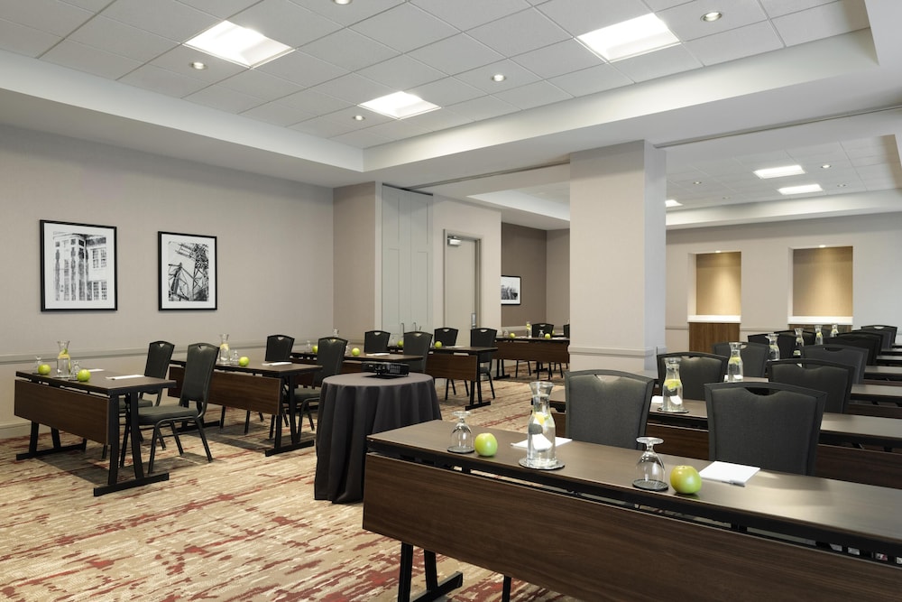 Hilton Garden Inn Chicago Downtown/Magnificent Mile — Hotel building in Chicago, Illinois