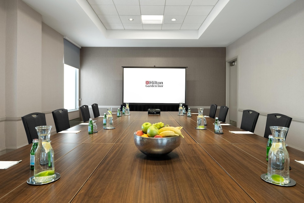 Hilton Garden Inn Chicago Downtown/Magnificent Mile — Hotel building in Chicago, Illinois