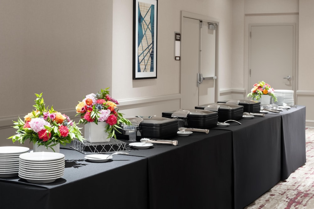 Hilton Garden Inn Chicago Downtown/Magnificent Mile — Restaurant & bars in Chicago, Illinois