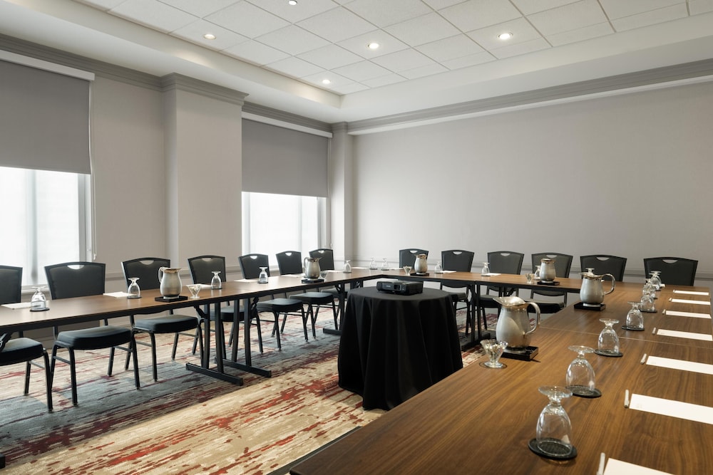 Hilton Garden Inn Chicago Downtown/Magnificent Mile — Hotel building in Chicago, Illinois