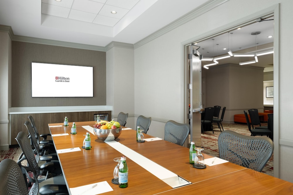 Hilton Garden Inn Chicago Downtown/Magnificent Mile — Hotel building in Chicago, Illinois