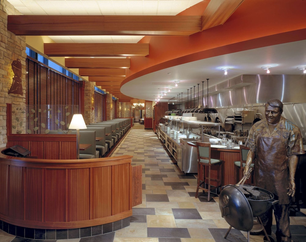 Hilton Garden Inn Chicago Downtown/Magnificent Mile — Restaurant & bars in Chicago, Illinois