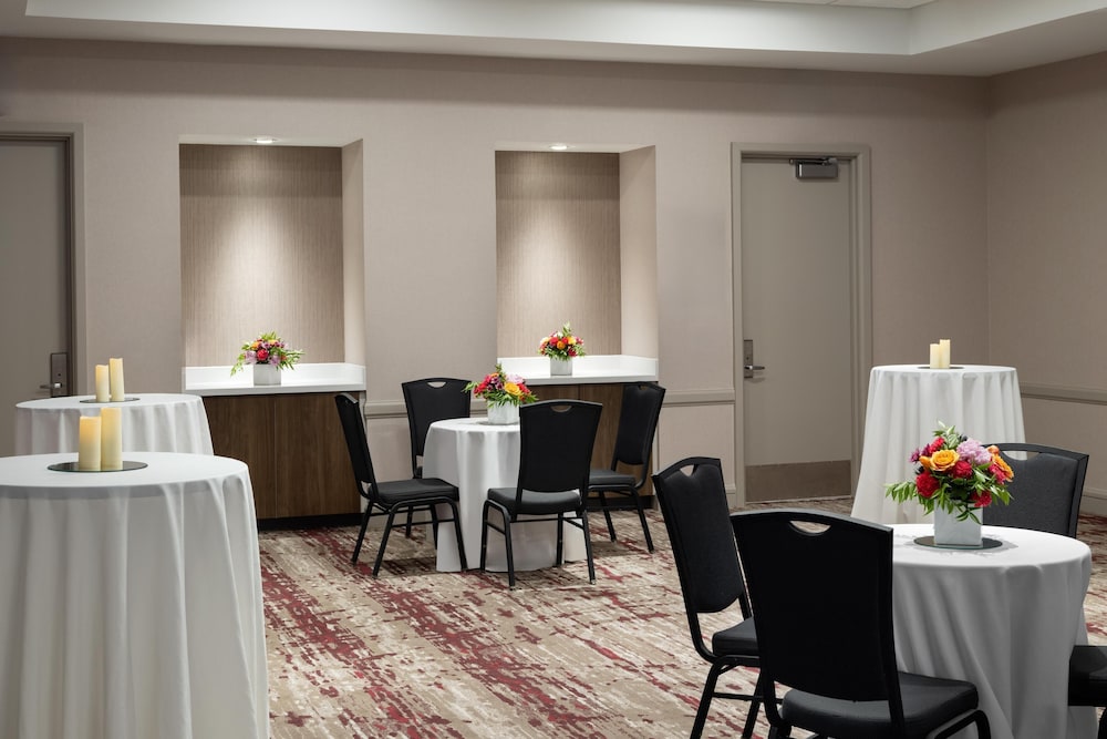 Hilton Garden Inn Chicago Downtown/Magnificent Mile — Restaurant & bars in Chicago, Illinois