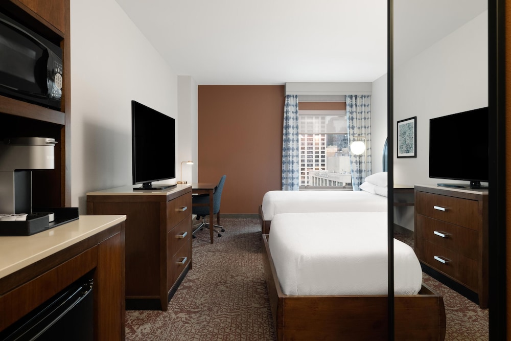 Hilton Garden Inn Chicago Downtown/Magnificent Mile — Hotel rooms in Chicago, Illinois