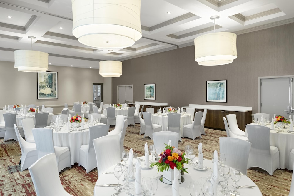 Hilton Garden Inn Chicago Downtown/Magnificent Mile — Restaurant & bars in Chicago, Illinois