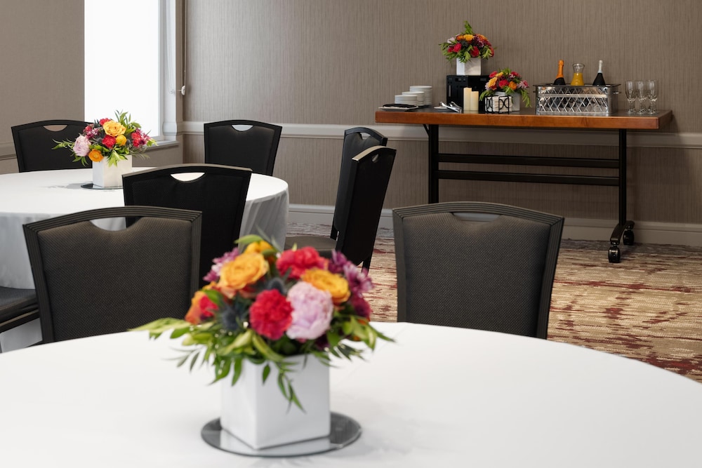 Hilton Garden Inn Chicago Downtown/Magnificent Mile — Restaurant & bars in Chicago, Illinois