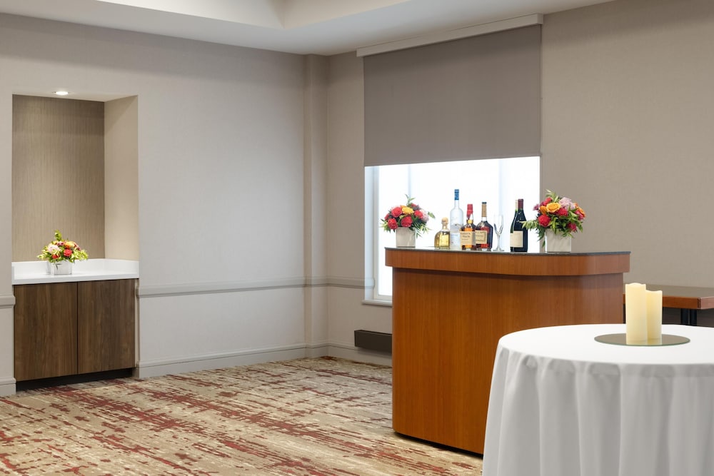 Hilton Garden Inn Chicago Downtown/Magnificent Mile — Restaurant & bars in Chicago, Illinois