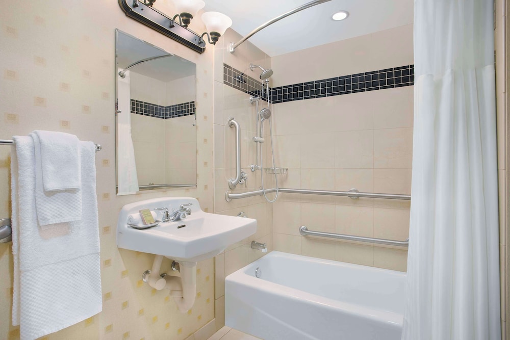 Hilton Chicago O'Hare Airport — Hotel rooms in Chicago, Illinois