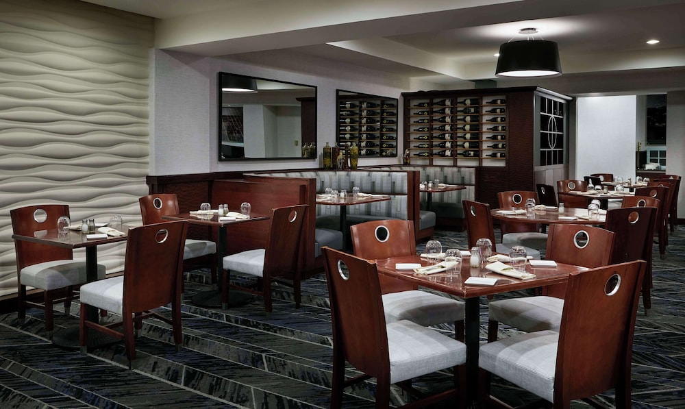 Hilton Chicago O'Hare Airport — Restaurant & bars in Chicago, Illinois
