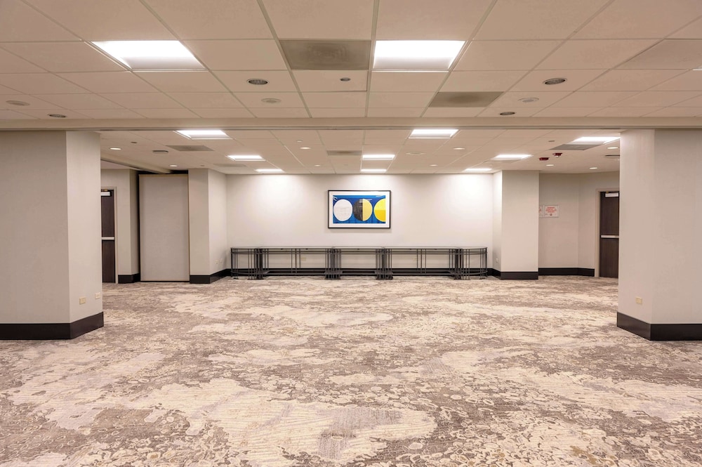 Hilton Chicago O'Hare Airport — Hotel building in Chicago, Illinois