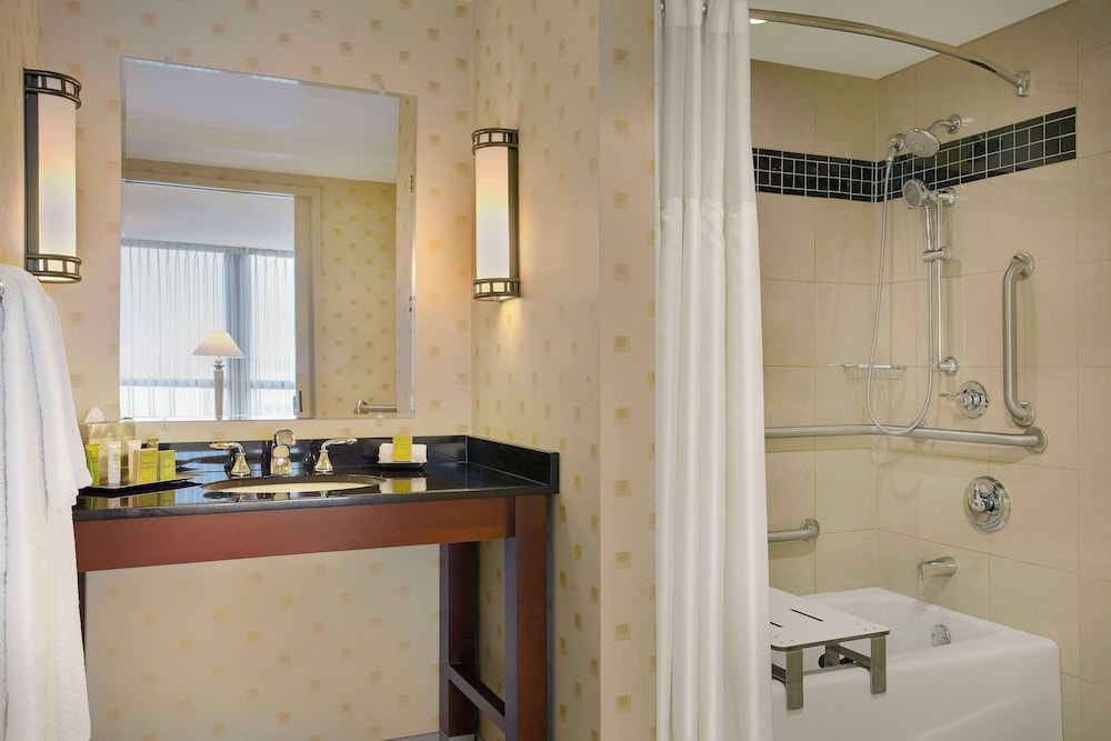 Hilton Chicago O'Hare Airport — Hotel rooms in Chicago, Illinois