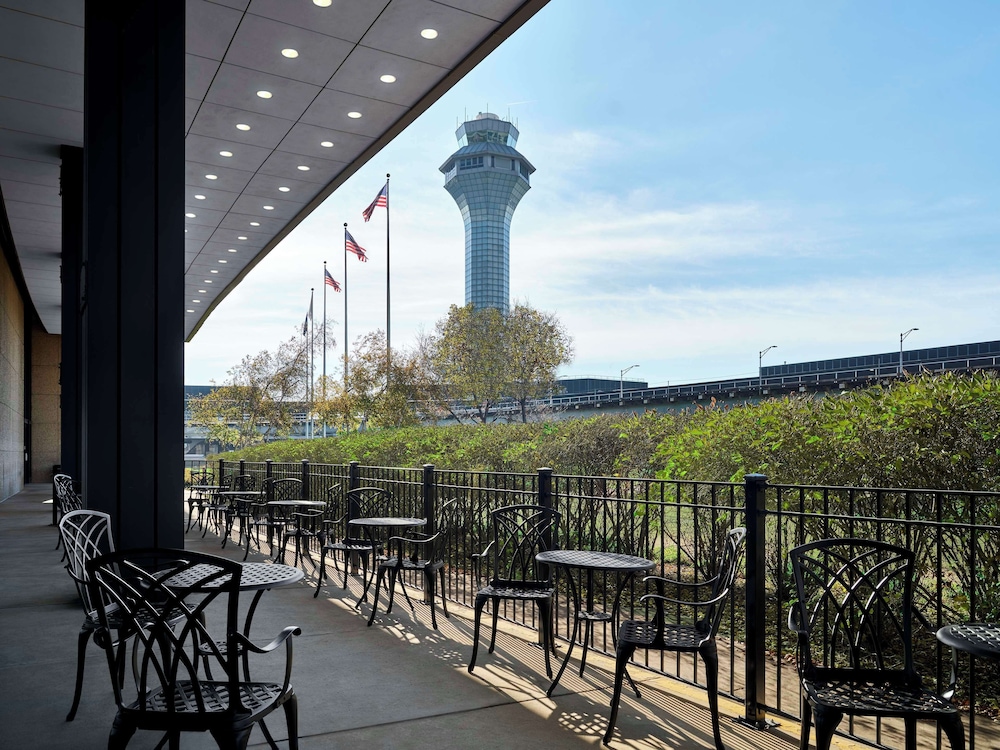 Hilton Chicago O'Hare Airport — Restaurant & bars in Chicago, Illinois