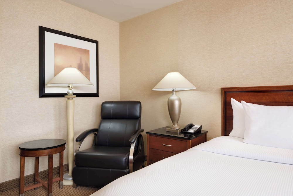 Hilton Chicago O'Hare Airport — Hotel rooms in Chicago, Illinois