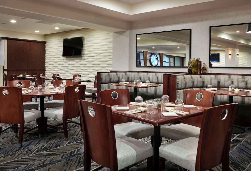 Hilton Chicago O'Hare Airport — Restaurant & bars in Chicago, Illinois