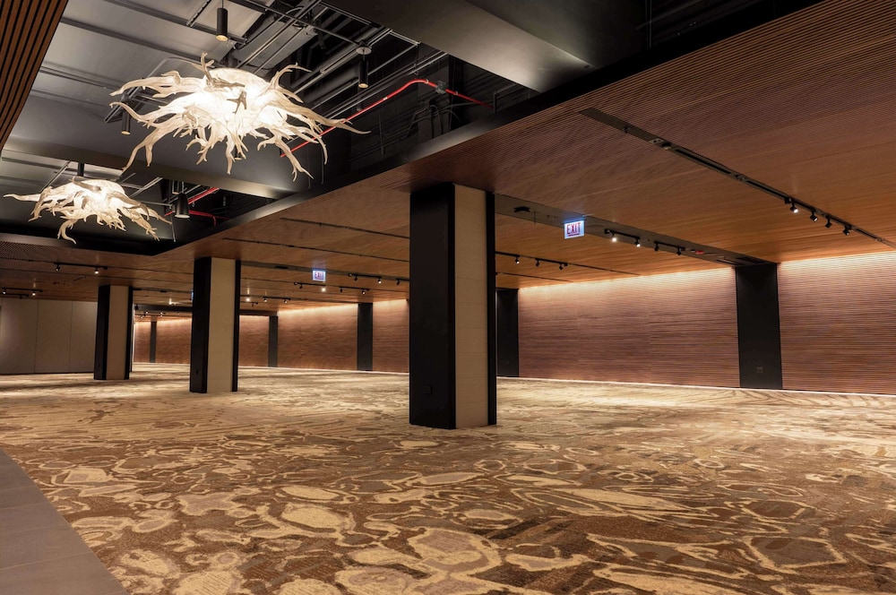 Hilton Chicago O'Hare Airport — Restaurant & bars in Chicago, Illinois