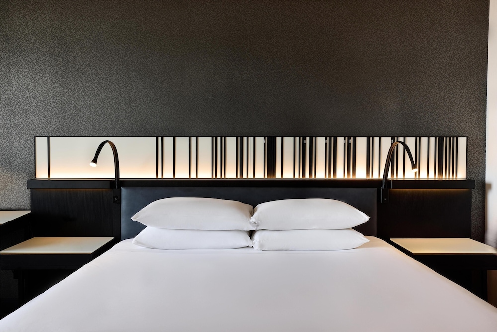 Hyatt Regency Chicago — Hotel rooms in Chicago, Illinois