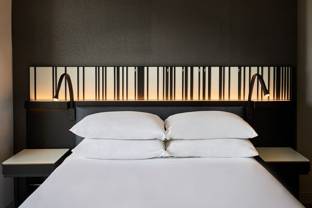 Hyatt Regency Chicago — Hotel rooms in Chicago, Illinois