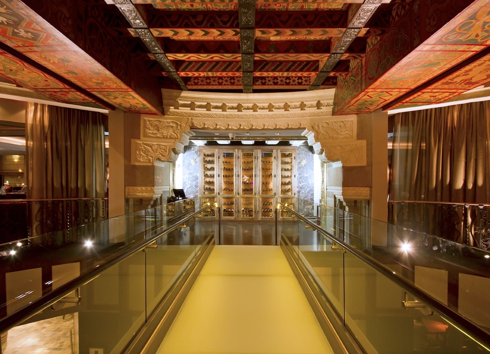 InterContinental Chicago Magnificent Mile by IHG — Restaurant & bars in Chicago, Illinois