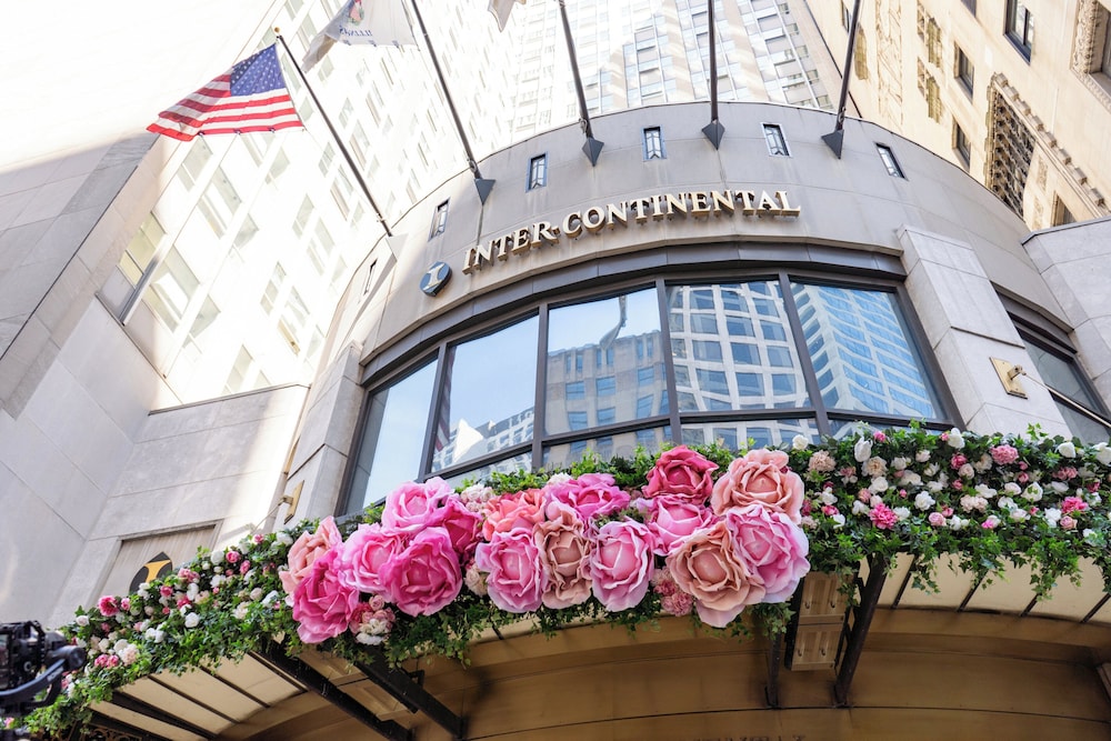 InterContinental Chicago Magnificent Mile by IHG — Hotel building in Chicago, Illinois