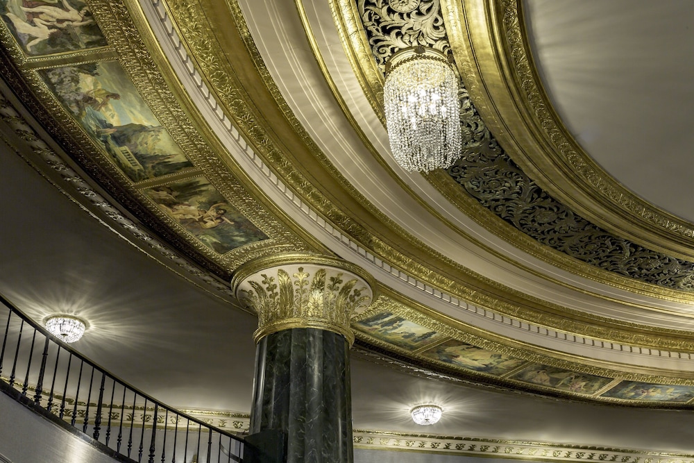 InterContinental Chicago Magnificent Mile by IHG — Hotel building in Chicago, Illinois